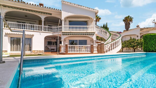 A two-story building with a swimming pool in front. - Stunning home in Vélez-Málaga (Vélez-Málaga)