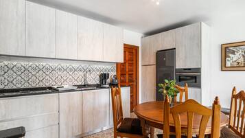 Een koelkast, een kookplaat, een vaatwasser