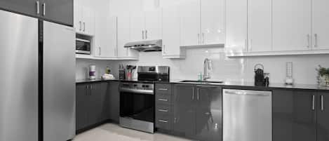 Réfrigérateur, micro-ondes, four, plaque de cuisson