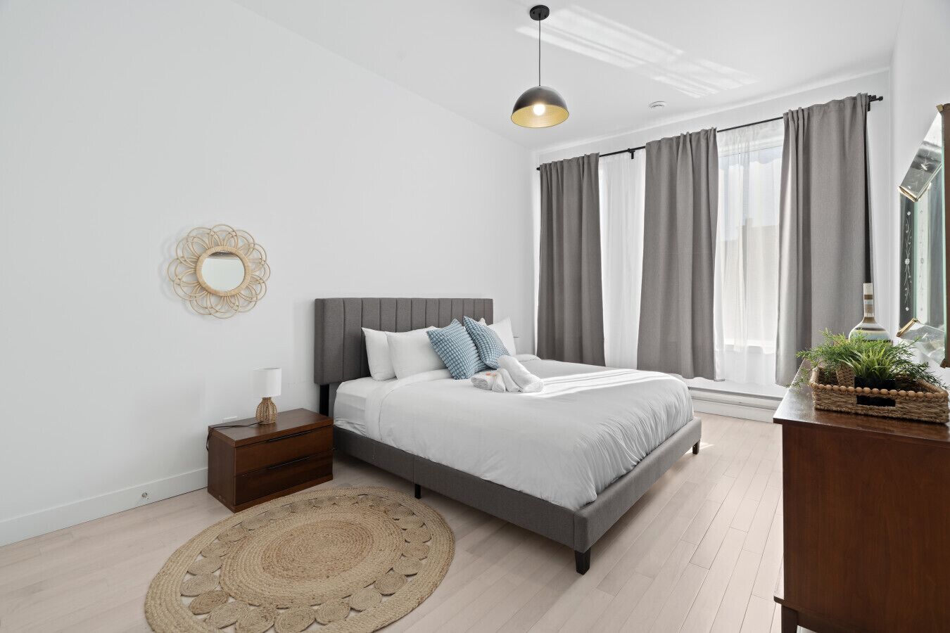 2 habitaciones, tabla de planchar con plancha y cuna de viaje 