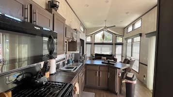 Réfrigérateur, micro-ondes, four, plaque de cuisson