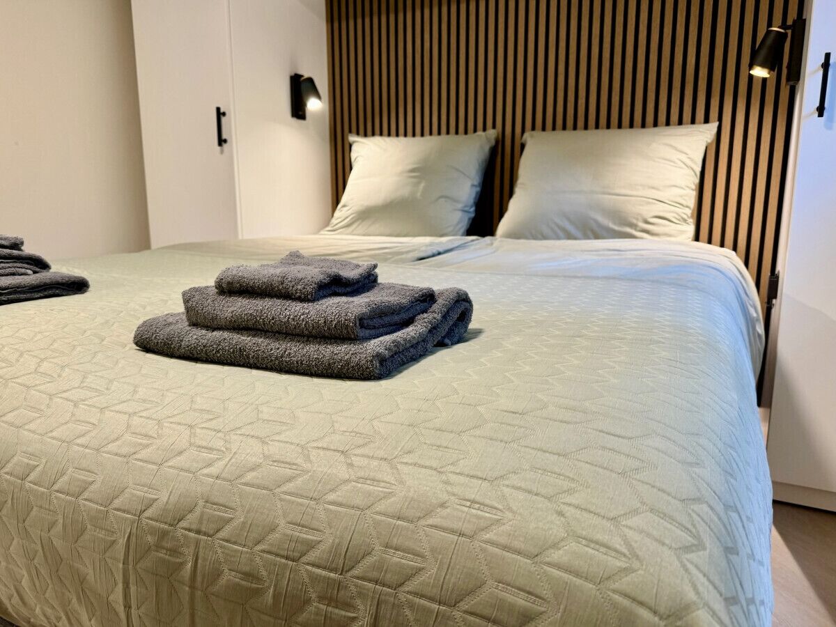 2 bedrooms, desk, iron/ironing board, travel crib