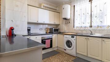 Een koelkast, een oven, een kookplaat, een koffiezetapparaat/waterkoker