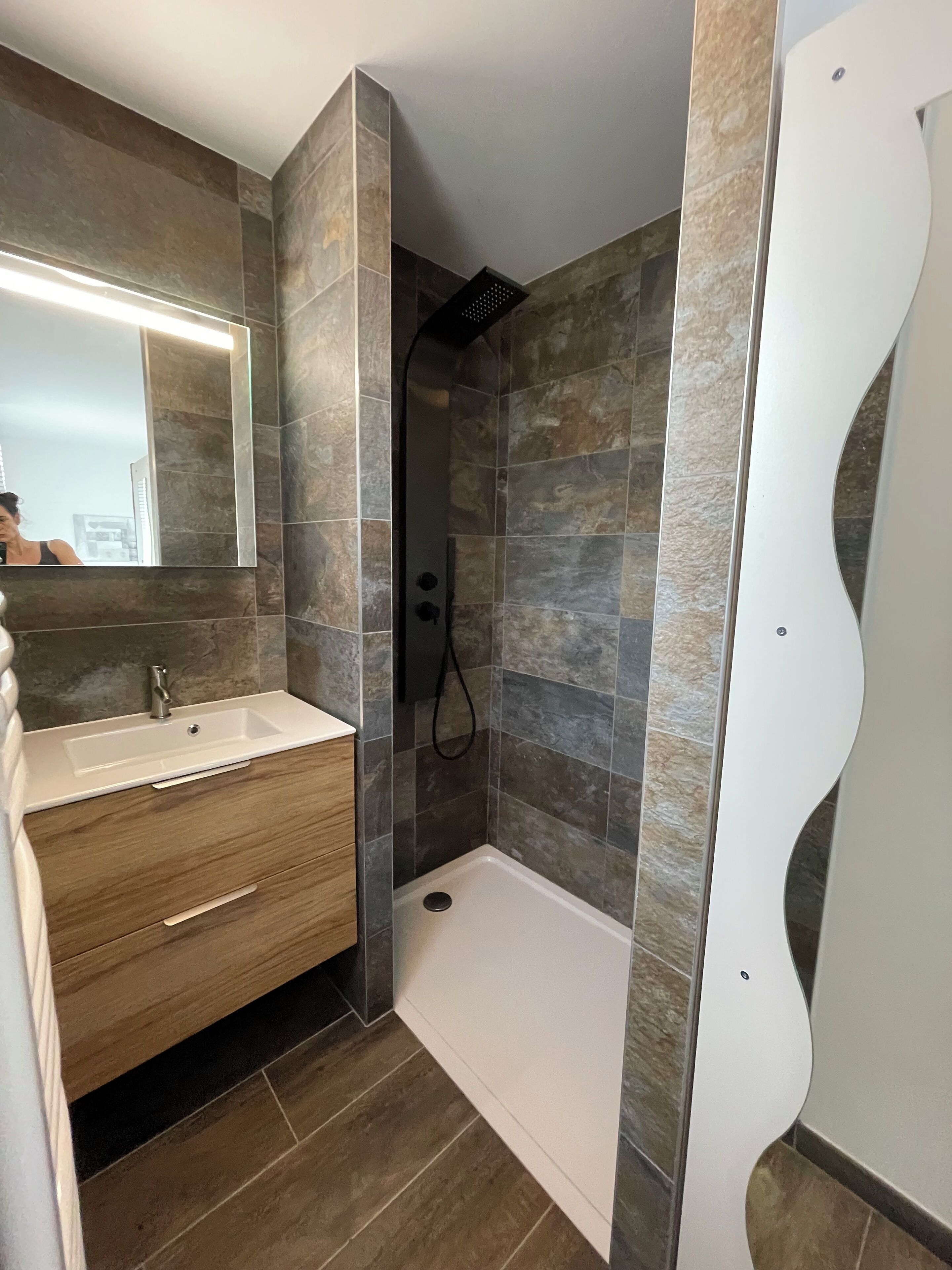 Douche, serviettes fournies, papier toilette
