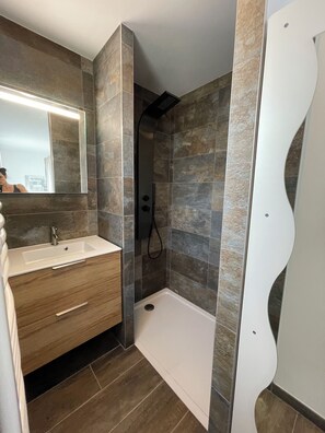 Dusche, Handtücher, Toilettenpapier