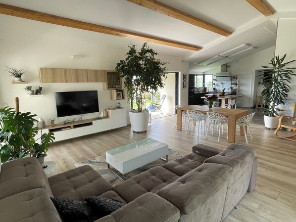 تلفزيون ذكي