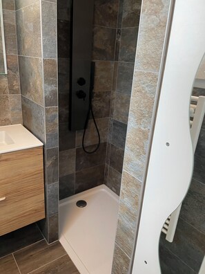 Shower, towels, toilet paper - Grande Villa Moderne Avec Piscine et 5 Chambres sur Grand Terrain (Forcalquier)