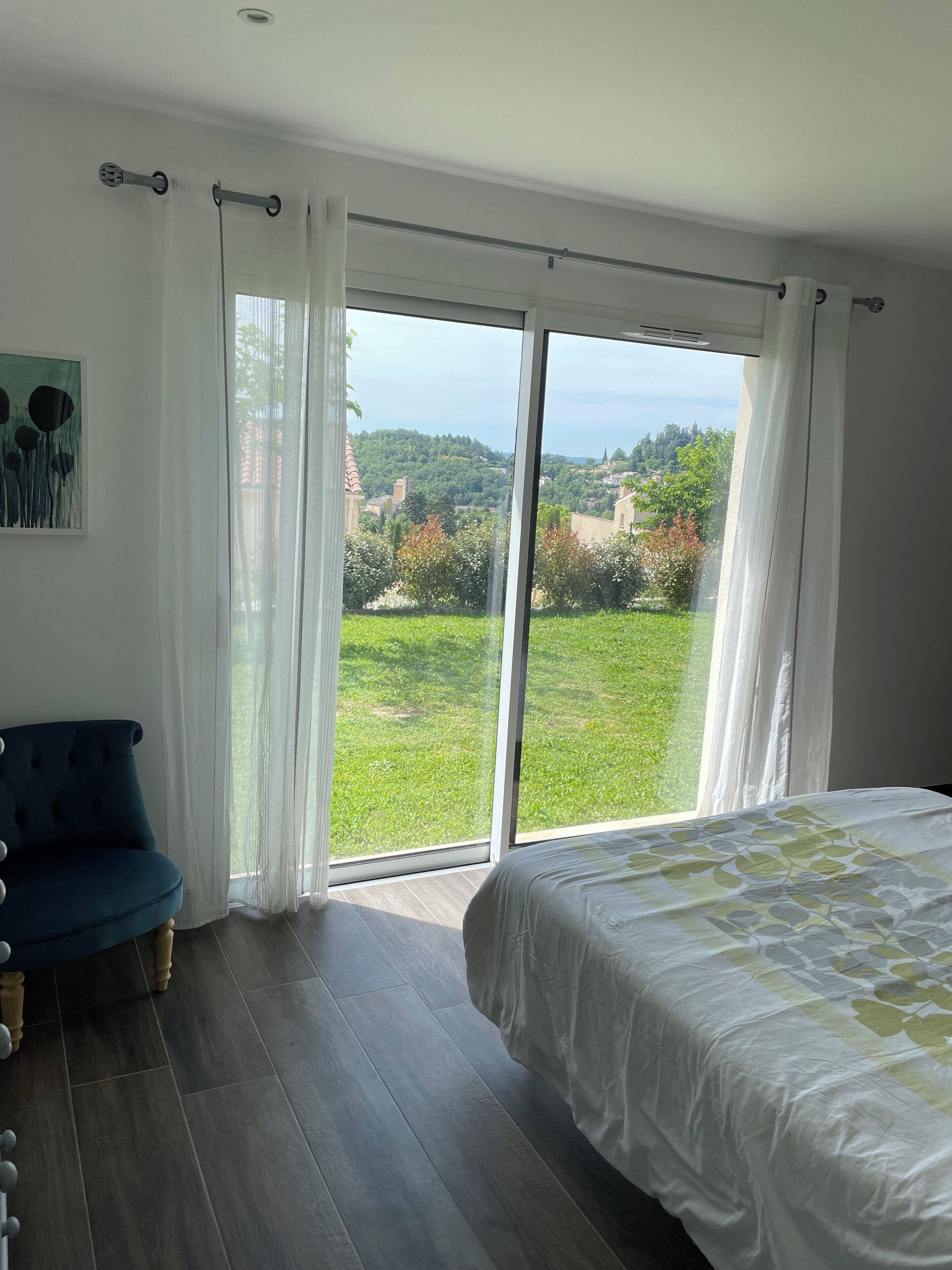 6 slaapkamers, een strijkplank/strijkijzer, reisbedje, gratis wifi