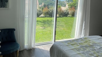 6 slaapkamers, een strijkplank/strijkijzer, reisbedje, gratis wifi