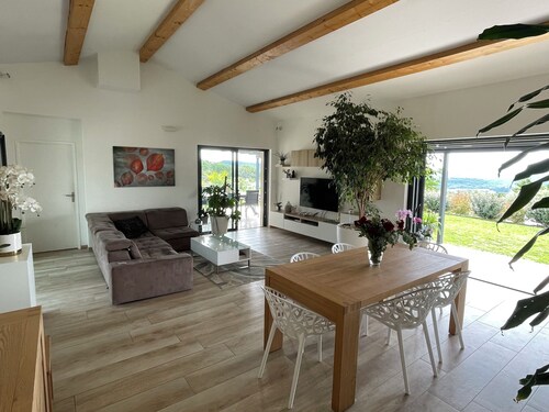 Grande Villa Moderne Avec Piscine et 5 Chambres sur Grand Terrain