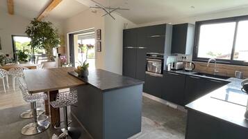 Coffee/tea maker, fridge, microwave, oven