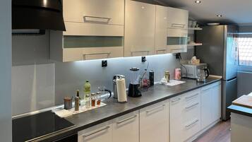 Jääkaappi, uuni, liesi, astianpesukone