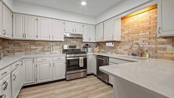 Een koelkast, een magnetron, een oven, een kookplaat