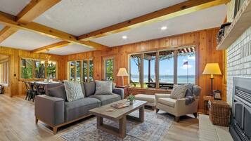 Een smart-tv, een open haard en een stereo