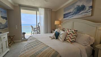 2 slaapkamers, een bureau, een strijkplank/strijkijzer, reisbedje