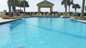 Alberca techada y alberca climatizada