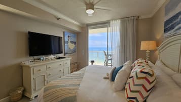 2 habitaciones, escritorio y tabla de planchar con plancha