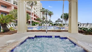 Een binnenzwembad, een verwarmd zwembad