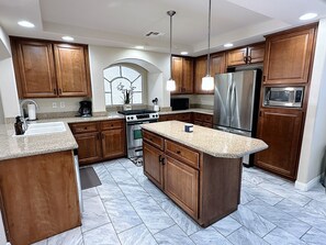 冷蔵庫、電子レンジ、オーブン、コンロ