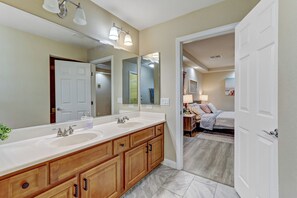 Hårføner, håndklær, såpe og sjampo