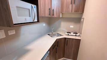 Réfrigérateur, micro-ondes, plaque de cuisson, cafetiÚre/bouilloire