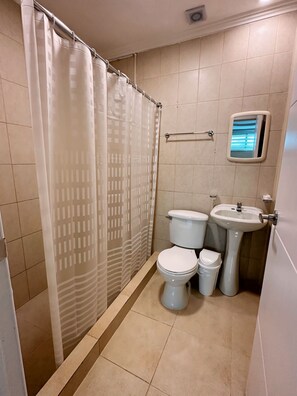 Bathroom - Mini Suite Equipada Frente al Aeropuerto! (Guayaquil)