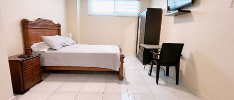 1 dormitorio, tabla de planchar con plancha, wifi y ropa de cama