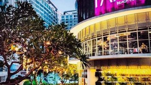 The Paris Beach Club with a modern facade, outdoor seating area, and a view of the cityscape. - Stunning 1-bed Apartment in Paranaque (Parañaque)