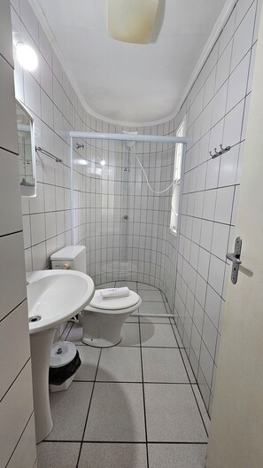 Superior Apartment | Bathroom | Shower, towels - GH Canal da Barra (Florianópolis)