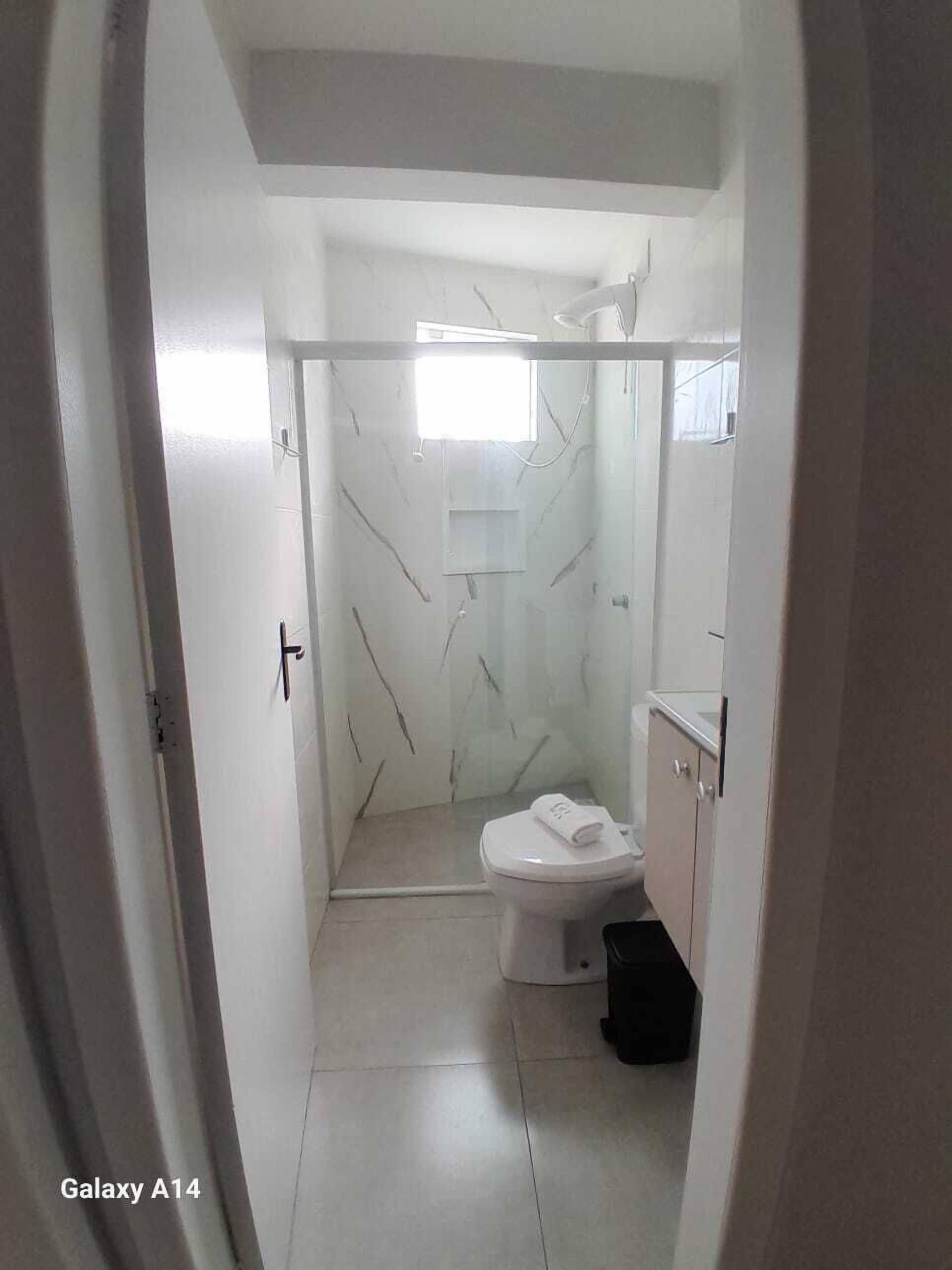 Un baño con inodoro, ducha y lavabo.