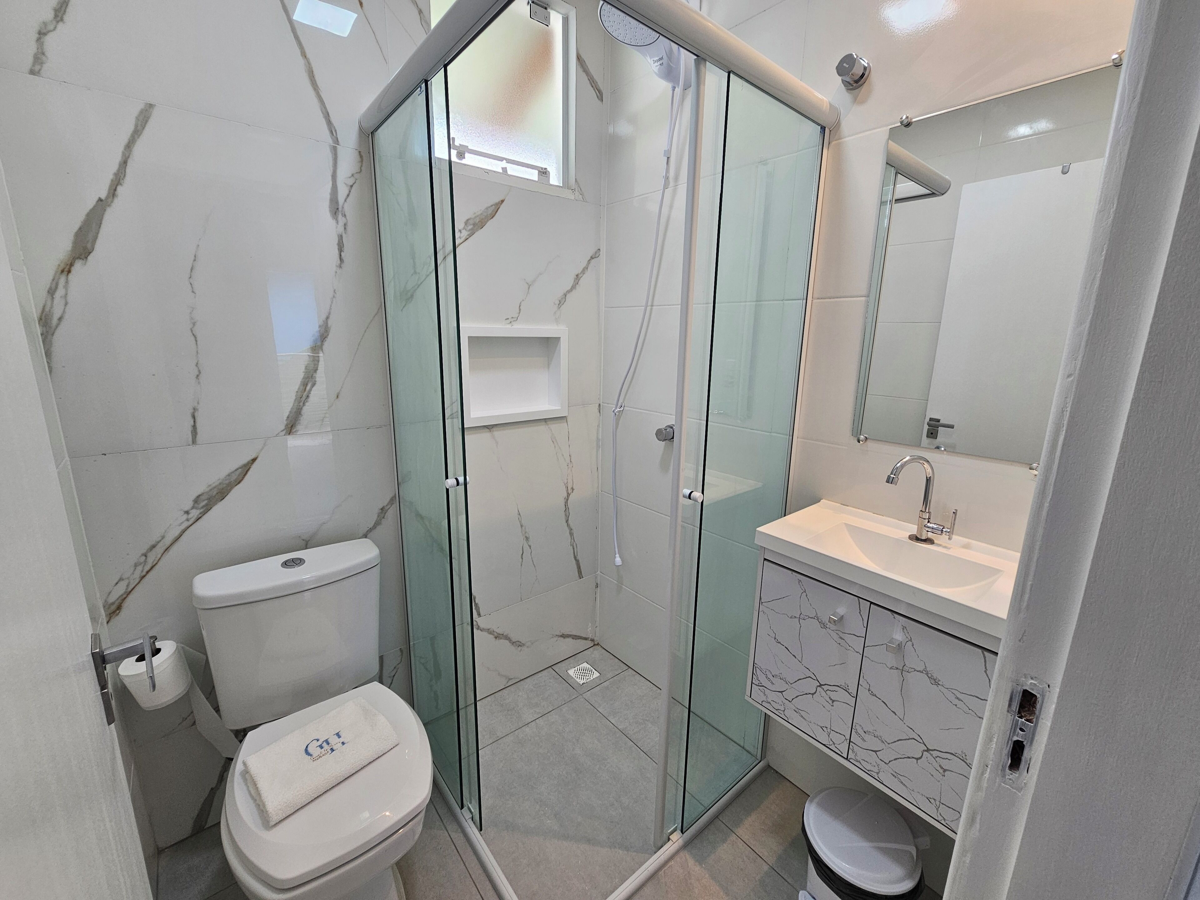 Suite | Badkamer | Een douche, handdoeken