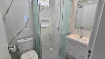 Suite | Badkamer | Een douche, handdoeken