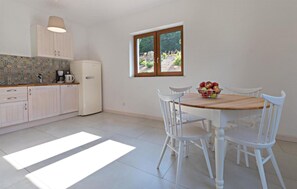 Fridge, microwave, stovetop, dishwasher - Stunning home in Krzeszna with sauna (Krzeszna)