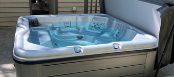 Centrally located retreat in Massanutten Resort. Hot tub and game room!