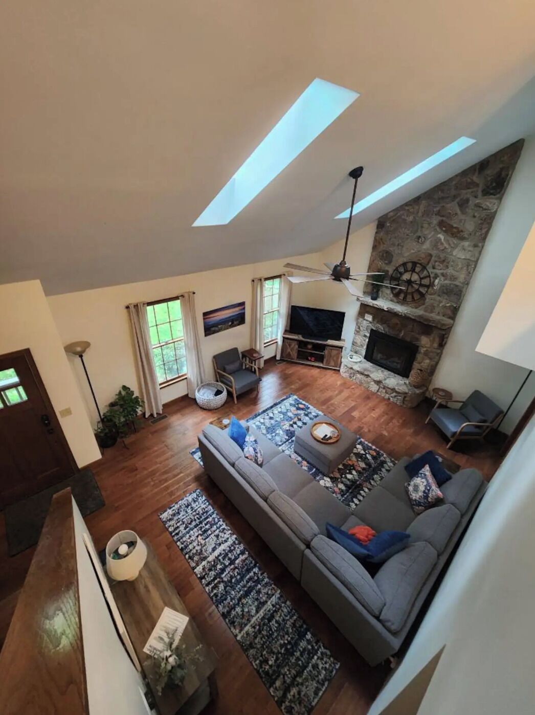 智能电视、壁炉、电子游戏、桌上足球