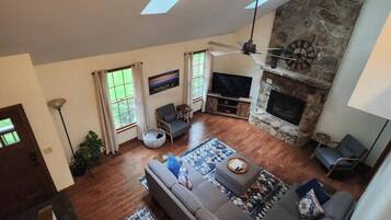 Smart TV, chimenea, videojuegos y futbolito