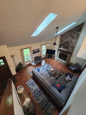 Smart-TV, Kamin, Videospiele, Tischfußball