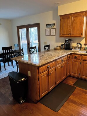 Kühlschrank, Mikrowelle, Ofen, Geschirrspüler