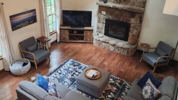 Smart TV, chimenea, videojuegos, futbolito