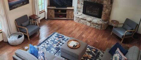 TV connectée, cheminée, jeux vidéo, baby-foot