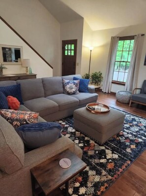 Smart-TV, Kamin, Videospiele, Tischfußball