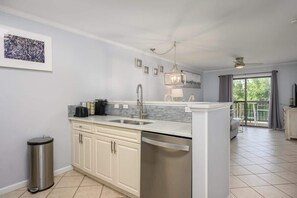 Frigorífico, microondas, placa de cocina y lavavajillas