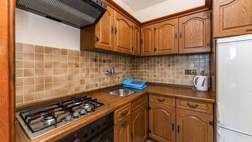 Fridge, oven, stovetop, coffee/tea maker