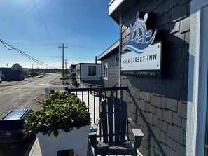 Terrace/patio - Dock Street Inn (Westport)