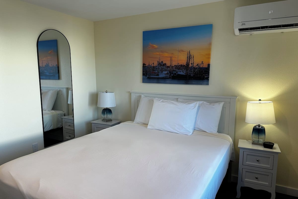 Studio, 1 Queen Bed, Non Smoking | 1 bedroom, free WiFi