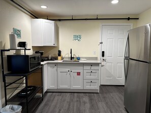 Microwave, coffee/tea maker, paper towels - Dock Street Inn (Westport)