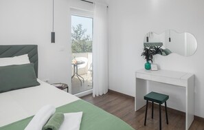 3 bedrooms, travel crib, free WiFi, bed sheets