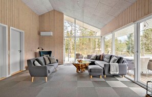 Smart TV - 4 bedroom stunning home in Bording (Bording)