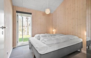 4 bedrooms, travel cot, free WiFi - 4 bedroom stunning home in Bording (Bording)