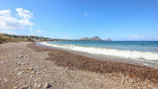 A pebbled beach with a clear view of the sea and distant hills. - Lovely apartment in Trabia with house sea view (Trabia)